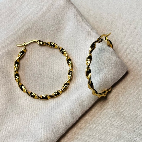 Miranda Hoop - Picture 2 of 4